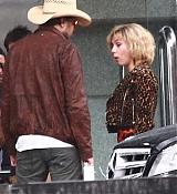 scarjo-102113-_7.jpg